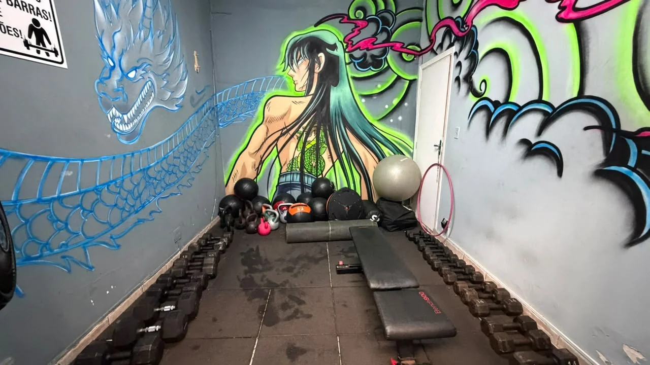 Área interna atual da Acrofun com equipamentos de treinamento
