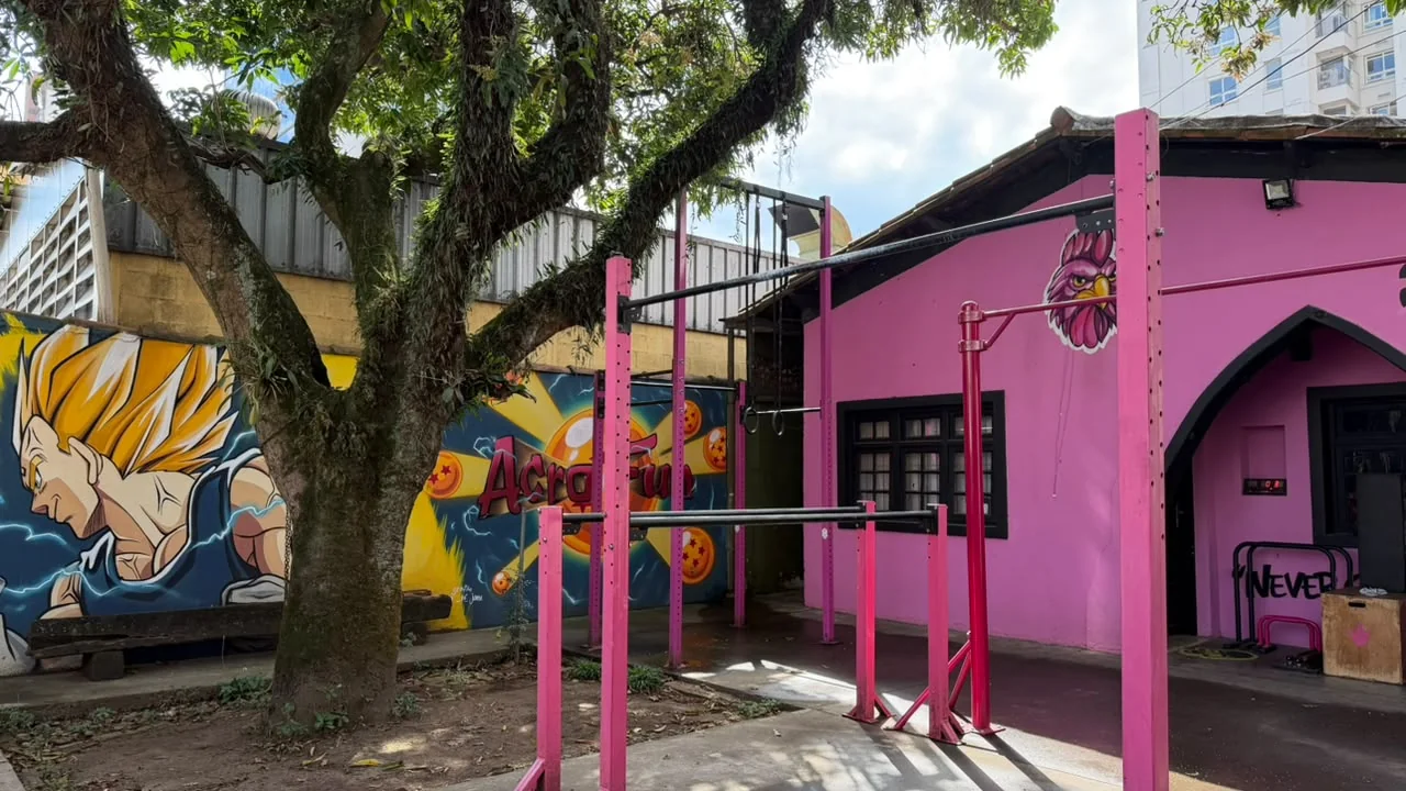Fachada rosa e área externa da Acrofun na Vila Olímpia